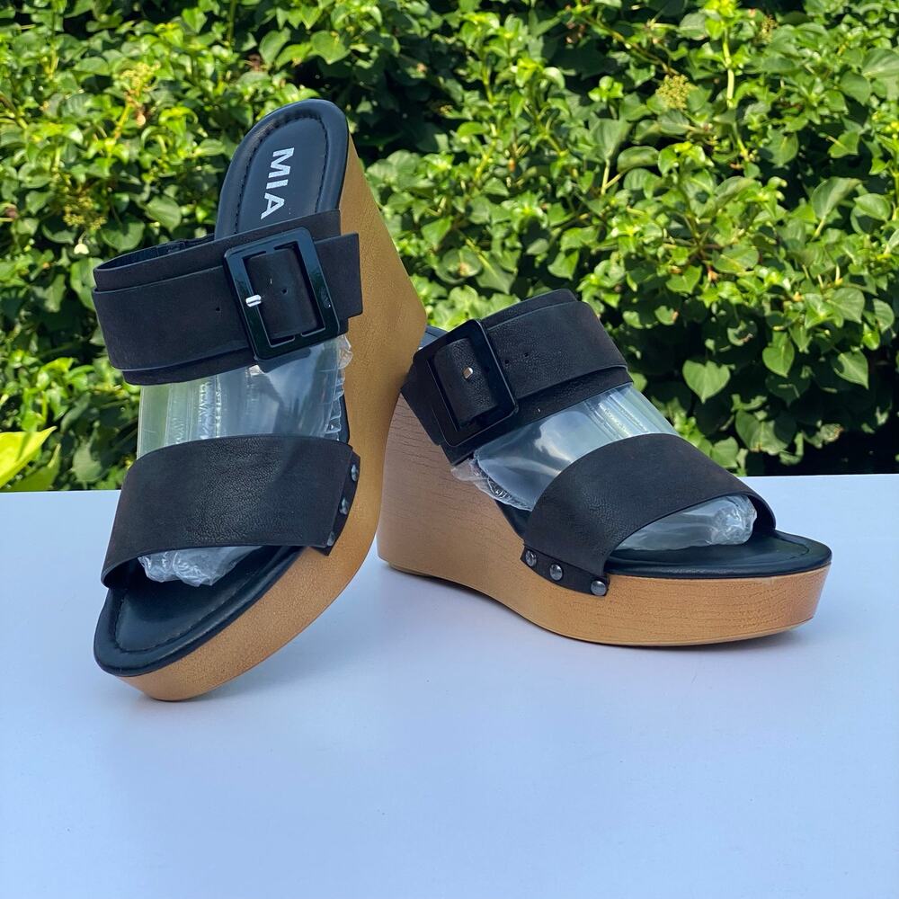 MIA Black Buckle Wood Style Wedge Summer Chic Sandal NWOT Quiet Luxury - 8.5